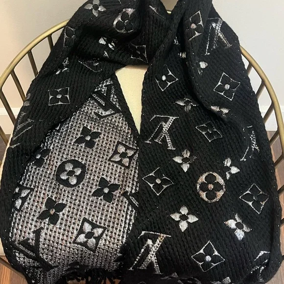 Louis Vuitton scarf - Picture 9 of 11